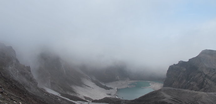 пресное озеро на вулкане Горелый