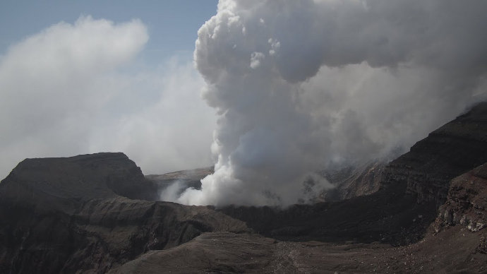 выбросы на вулкане Горелом